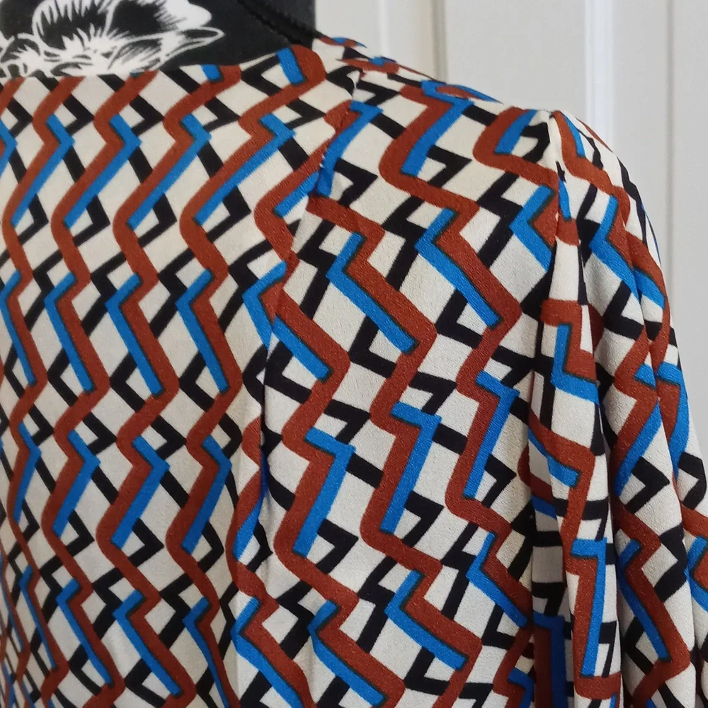 💙T Tahari💙 - Geometric Top - Picture 12 of 16
